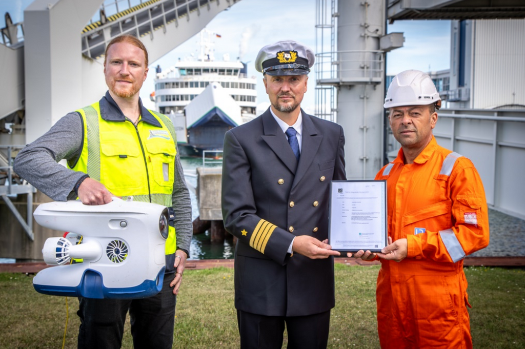 Michael Stein, Manuel Martin und Laurent Decu nach dem ersten erfolgreichen Einsatz einer Unterwasserdrohne bei der Rumpfinspektion