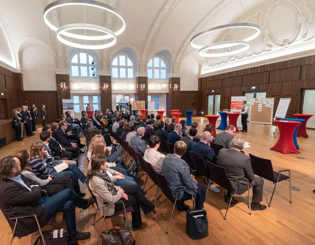 Ein Plenum sitzt zusammen und spricht über den Klimawandel 