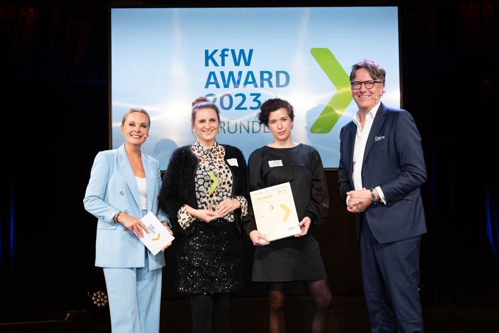 Gründerinnen von fobizz bekommen den Bundespreis vom KfW Award Gründen verliehen.