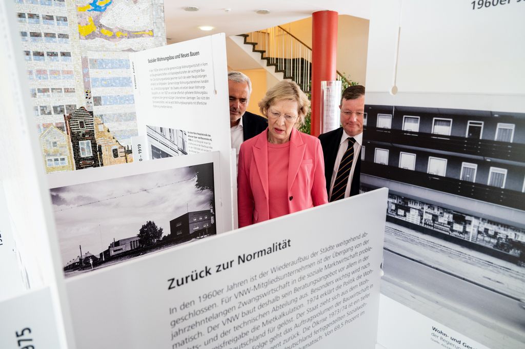 "Die Ausstellung ist ein spannender Streifzug durch die Geschichte der Stadtentwicklung in Hamburg und Norddeutschland", sagt Dr. Dorothee Stapelfeldt, Senatorin für Stadtentwicklung und Wohnen der Hansestadt.